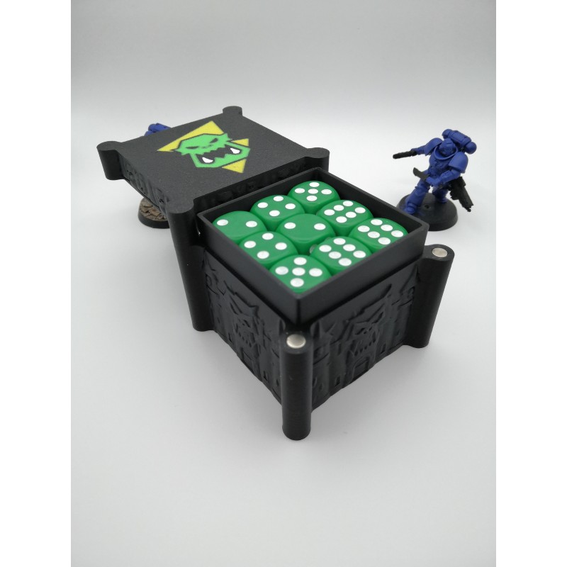 Boite de rangement pour 27 dés – Compatible wargame type Warhammer – inspiration Orks Boite de rangement pour 27 dés – Compatible wargame type Warhammer – inspiration Orks