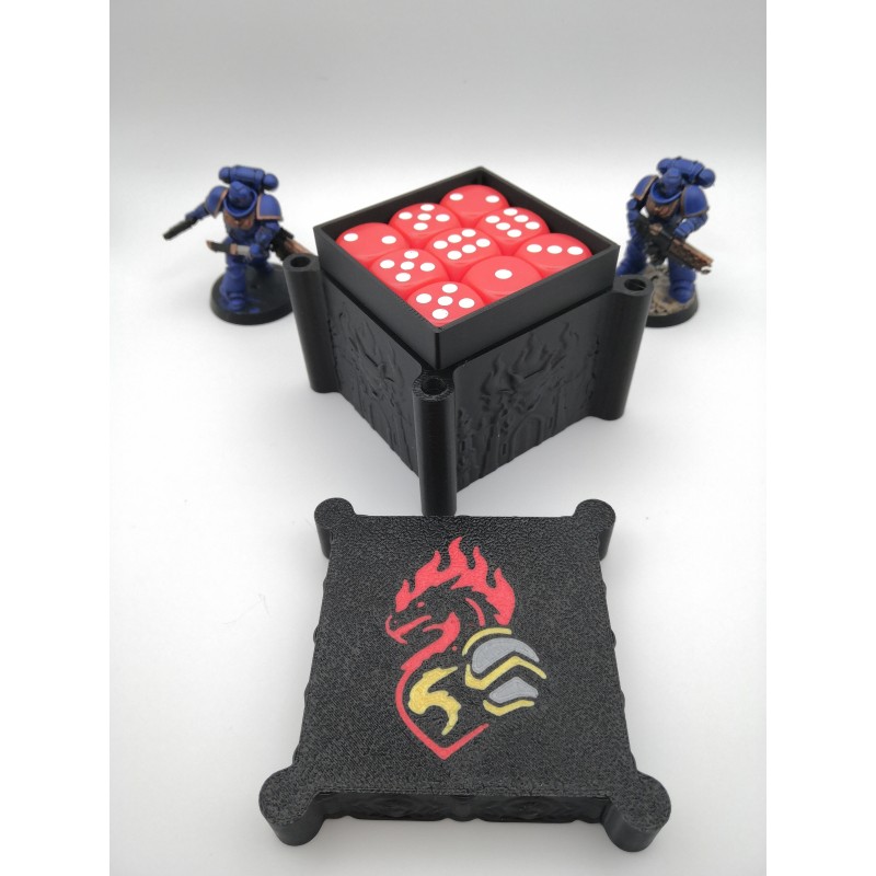 Boite de rangement pour 27 dés – Compatible wargame type Warhammer – inspiration Salamanders Boite de rangement pour 27 dés – Compatible wargame type Warhammer – inspiration Salamanders