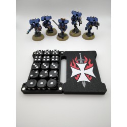 Caja para guardar 15 dados – Compatible con juegos de guerra tipo Warhammer – Inspirada en los Black Templars