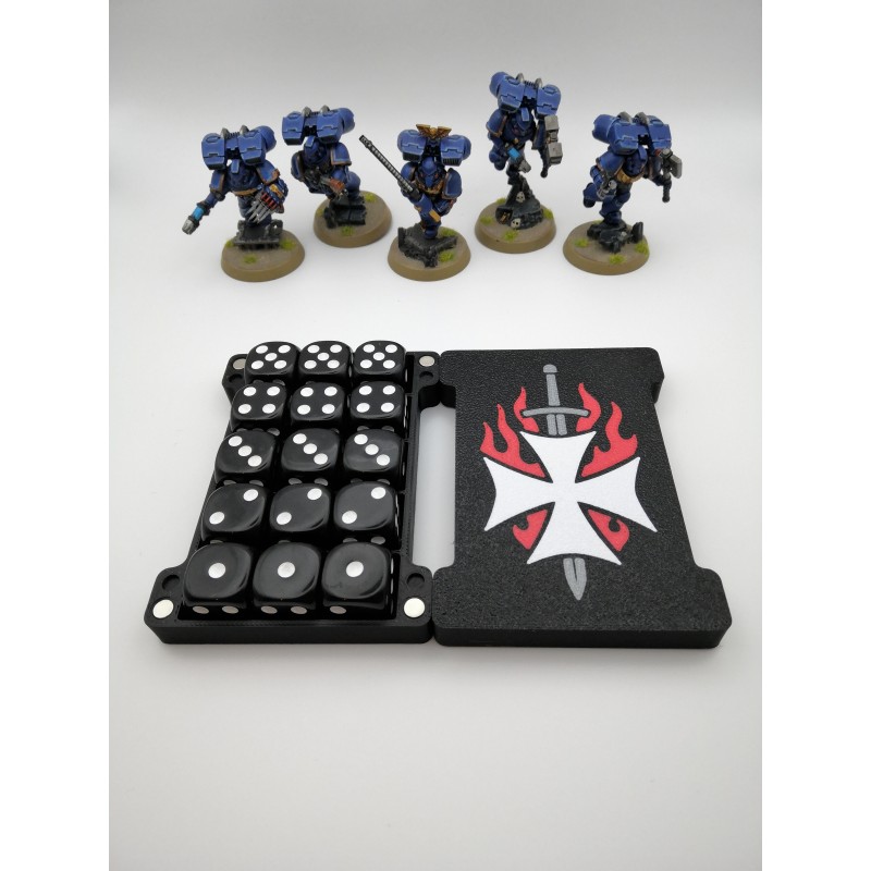 Boite de rangement pour 15 dés – Compatible wargame type Warhammer – inspiration Black Templars Boite de rangement pour 15 dés – Compatible wargame type Warhammer – inspiration Black Templars