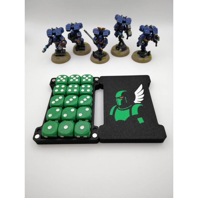 Boite de rangement pour 15 dés – Compatible wargame type Warhammer – inspiration Dark Angels Boite de rangement pour 15 dés – Compatible wargame type Warhammer – inspiration Dark Angels