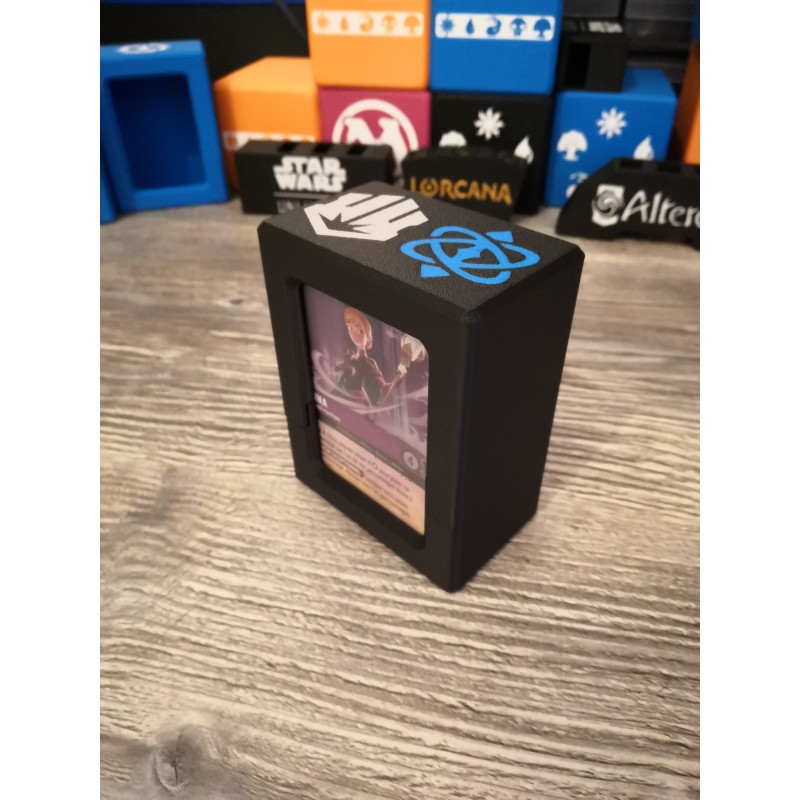 Kartenbox + 60 Karten in Hüllen mit dem „Acier Saphir“-Logo – Lorcana TCG