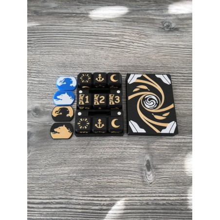 Boite de 9 dés D6 de 20 mm + 2 paires de jetons hero / compagnon - Version noir doré - Altered TCG