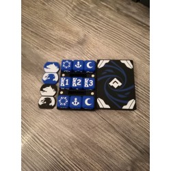 Scatola di 9 dadi D6 da 20 mm + 2 coppie di pedine eroe/compagno - Versione per computer - Altered TCG