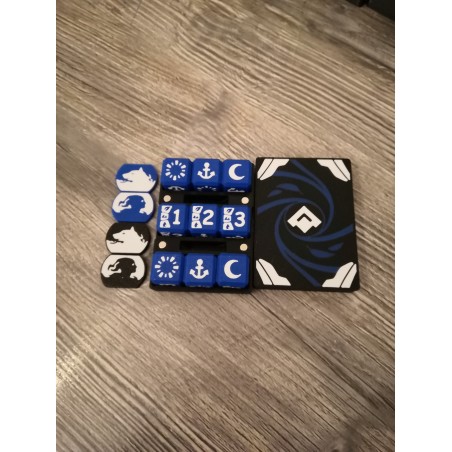 Boite de 9 dés D6 de 20 mm + 2 paires de jetons hero / compagnon - Version Ordis - Altered TCG